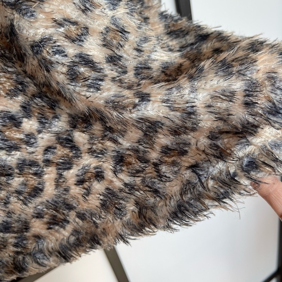 Zara Trafaluc Animal Print fuzzy sweater.
Womens Large - Picture 5 of 13